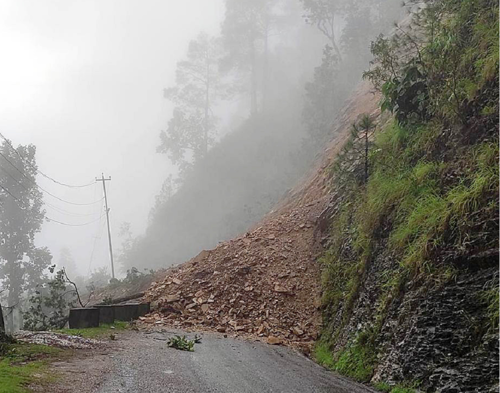 पहिरो गएपछि गुल्मीको तम्घास-रिडी-वामीटक्सार सडक अबरुद्ध